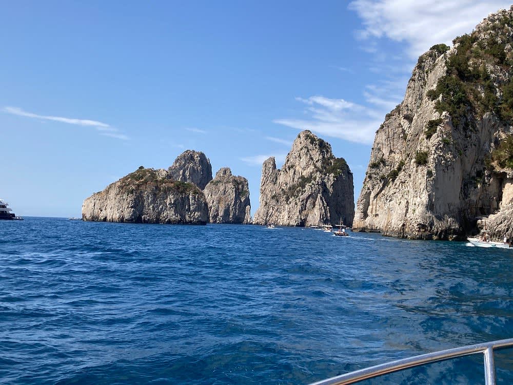 Tour dell'isola di Capri: scogliere, calette e fascino