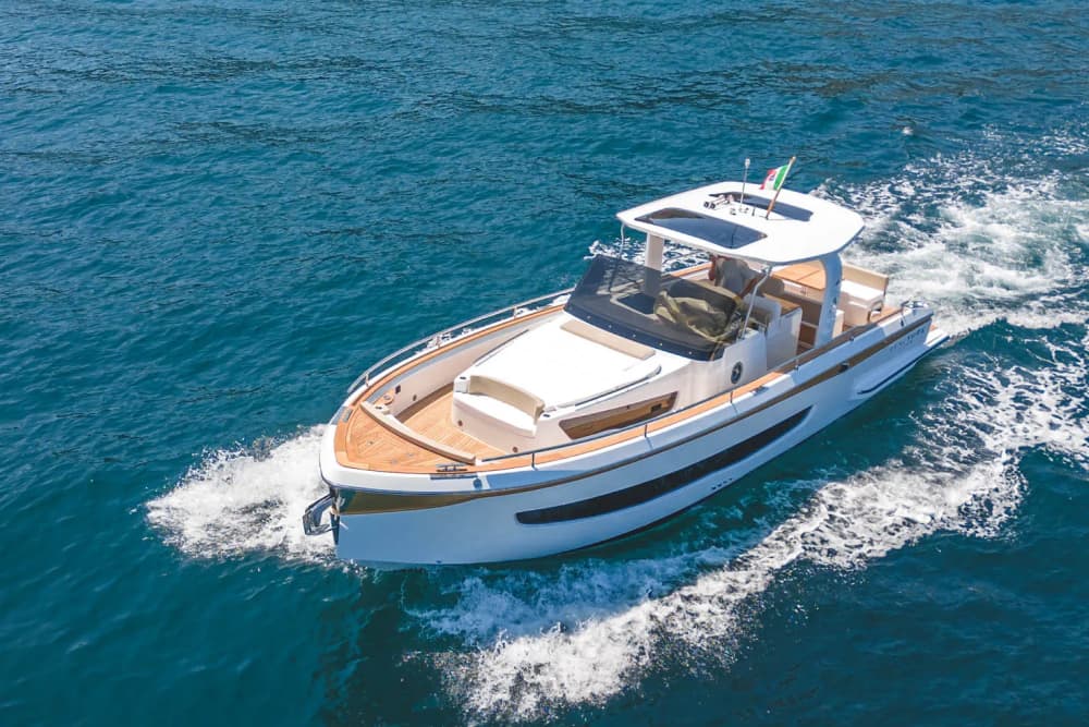 Tour dell'isola di Capri: scogliere, calette e fascino