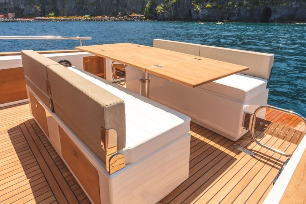 Tour dell'isola di Capri: scogliere, calette e fascino