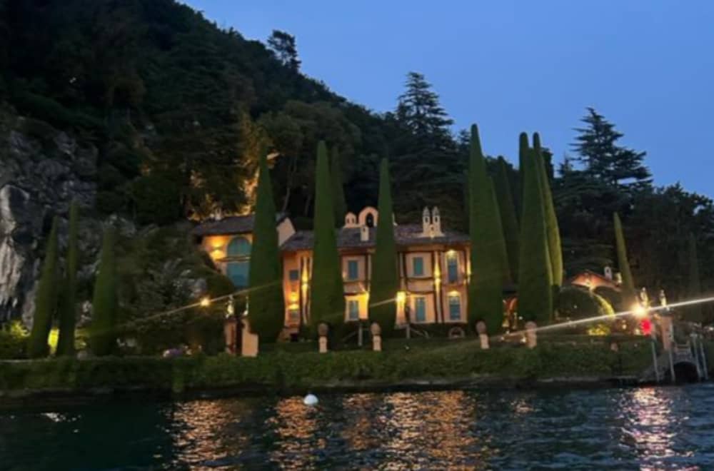 Panorama & Prosecco on Lake Como in a 4-Hour Tour