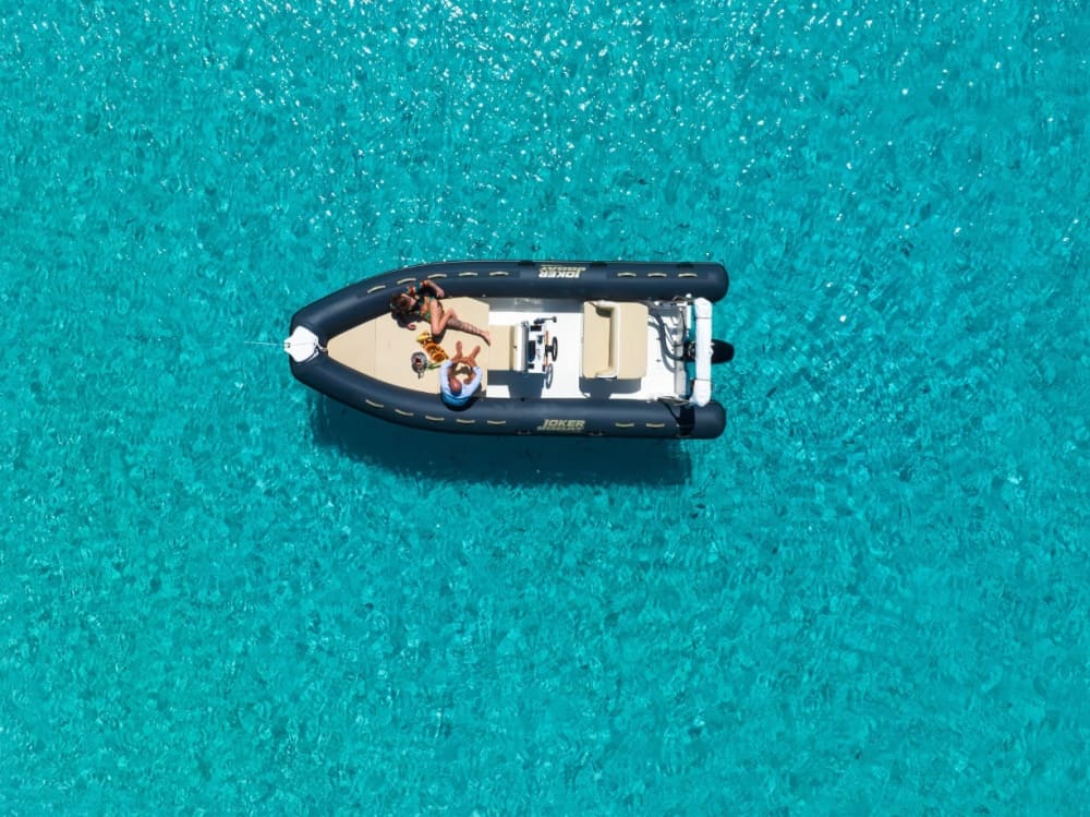 Discover the Maddalena Archipelago: rent a dinghy with a skipper for a full day exploring the magical coves of northeastern Sardinia.