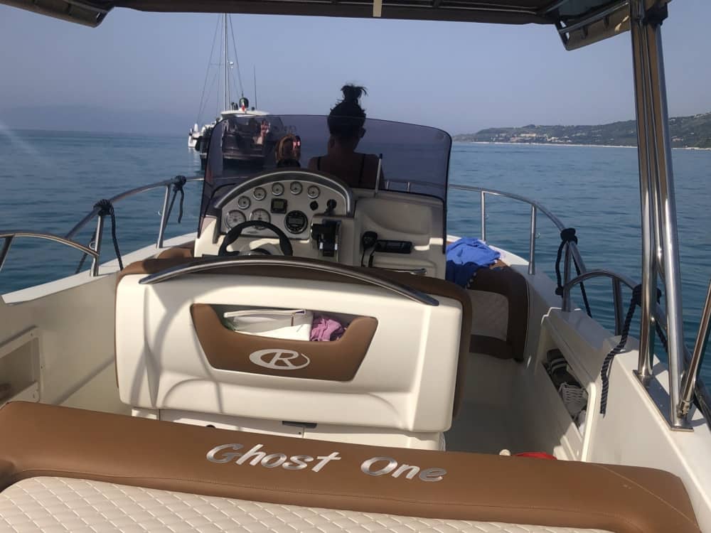 Een privé-motorboot voor een dag rond Tropea.