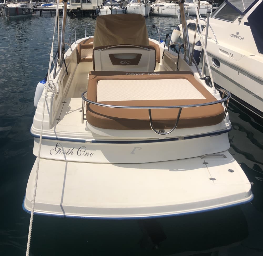 Een privé-motorboot voor een dag rond Tropea.