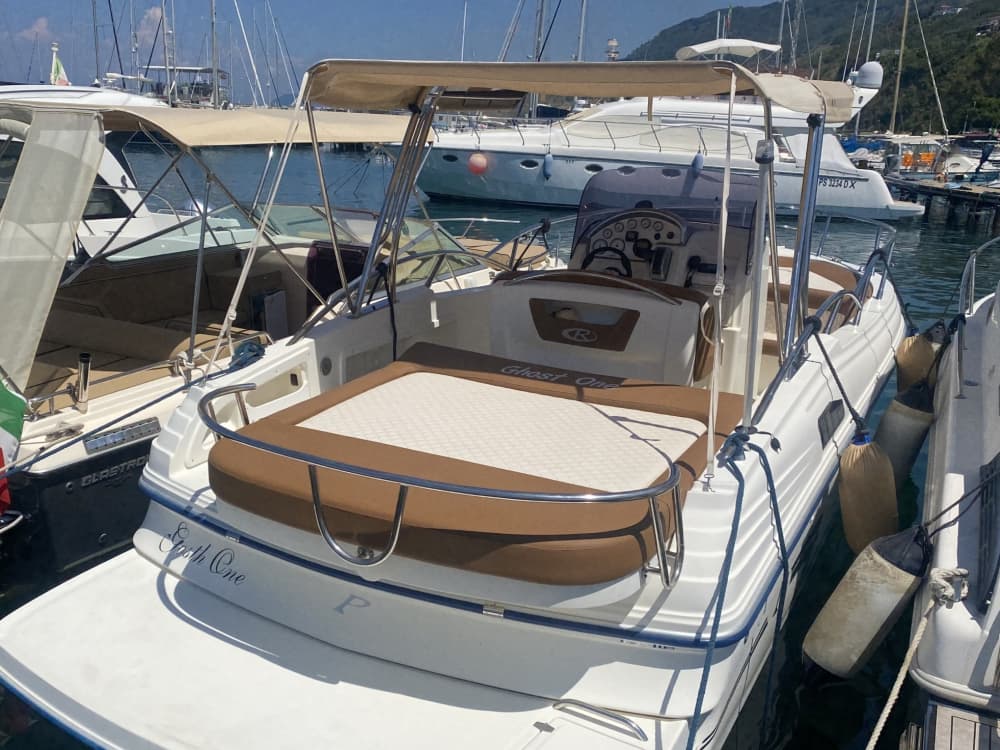Een privé-motorboot voor een dag rond Tropea.