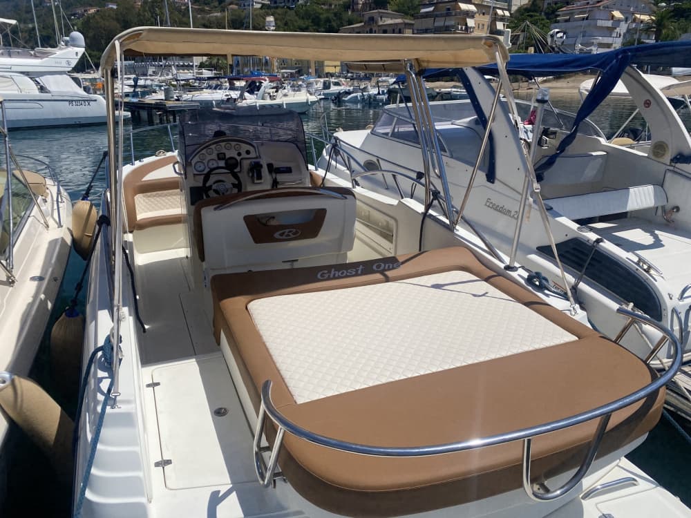 Een privé-motorboot voor een dag rond Tropea.