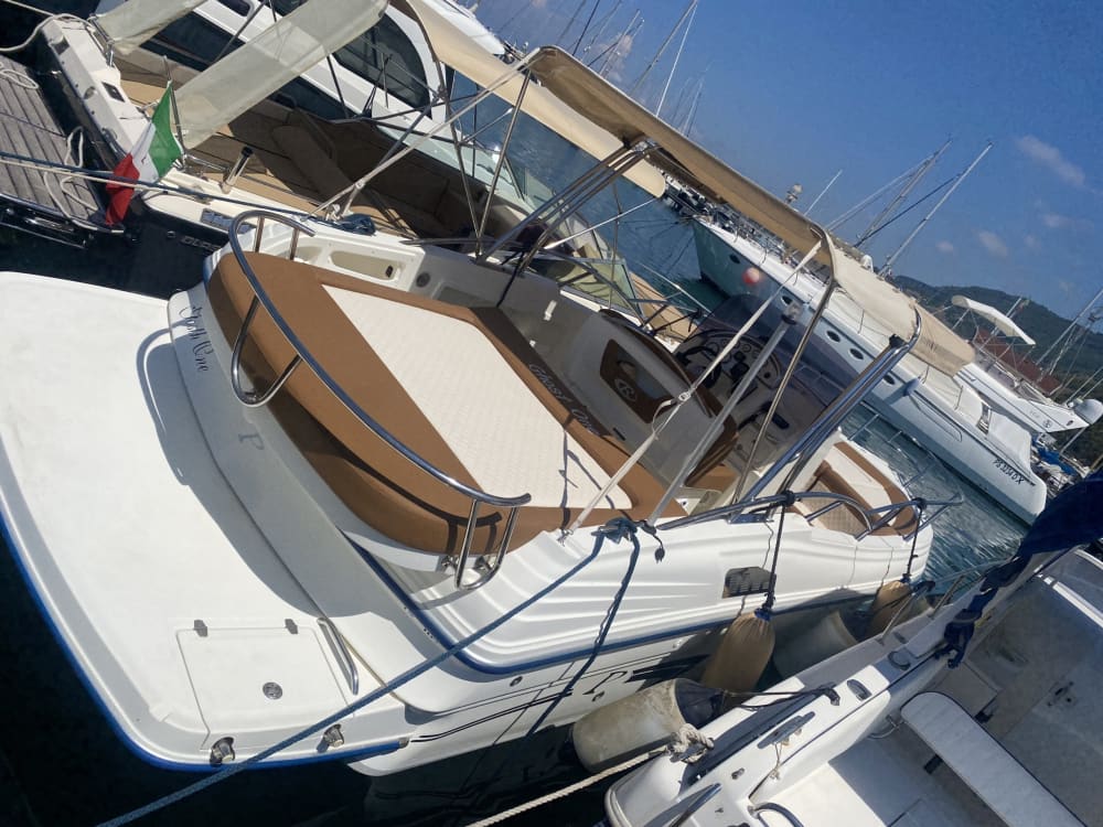 Een privé-motorboot voor een dag rond Tropea.