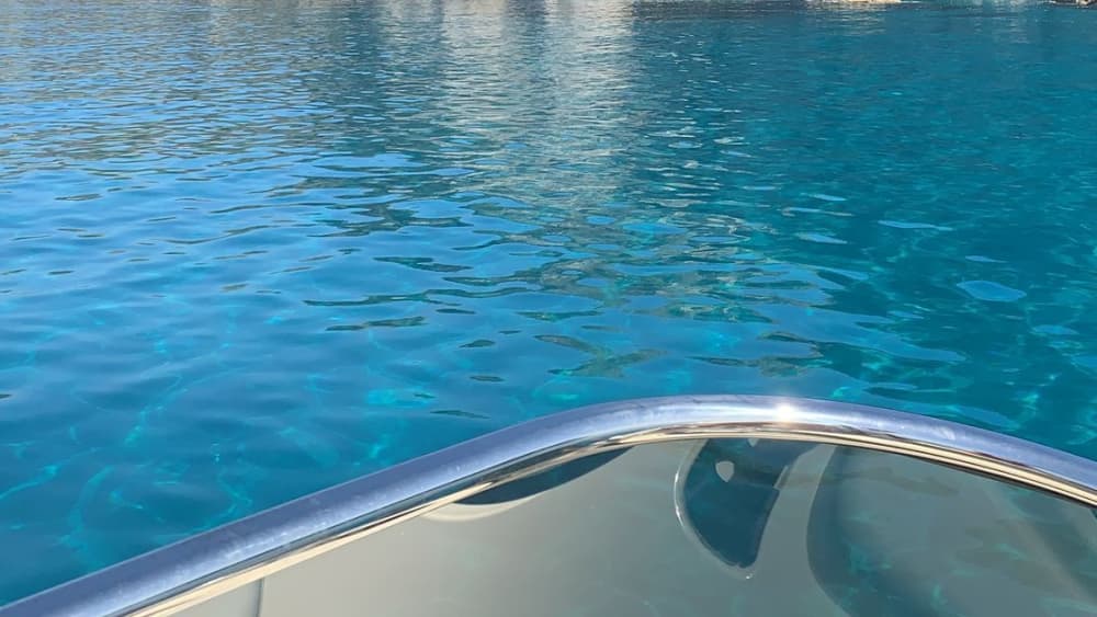 Een privé-motorboot voor een dag rond Tropea.