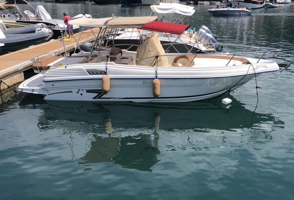 Een privé-motorboot voor een dag rond Tropea.