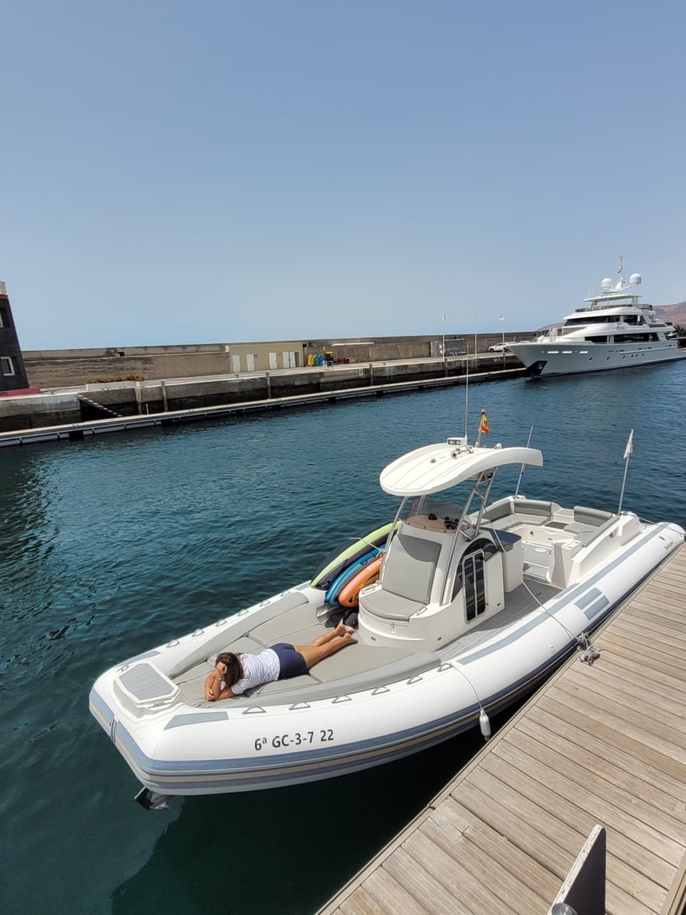 Explora Playa Blanca en medio día: Alquila una lancha motora durante 3 horas y 30 minutos.