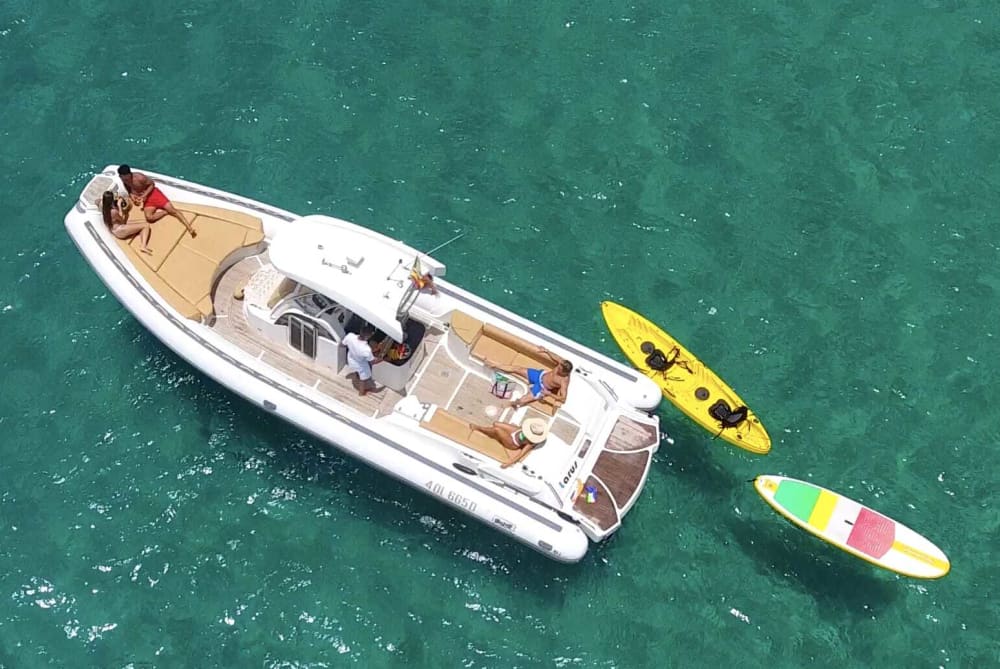 Explora Playa Blanca en medio día: Alquila una lancha motora durante 3 horas y 30 minutos.
