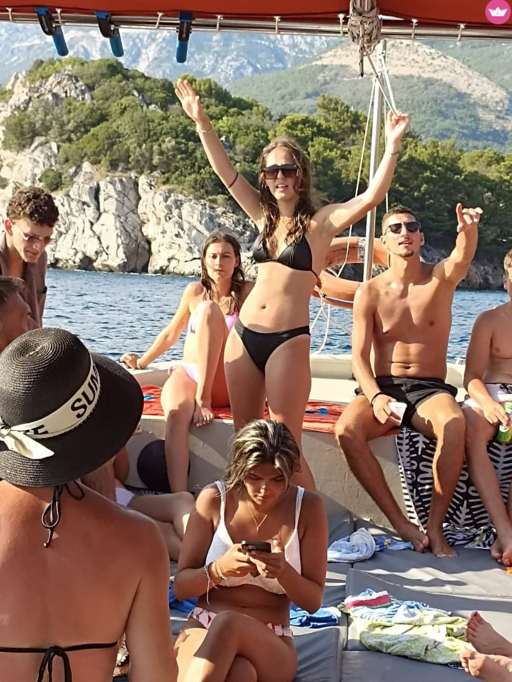 Aventura de barco com festa de dia inteiro: pôr do sol e karaokê noturno em Budva