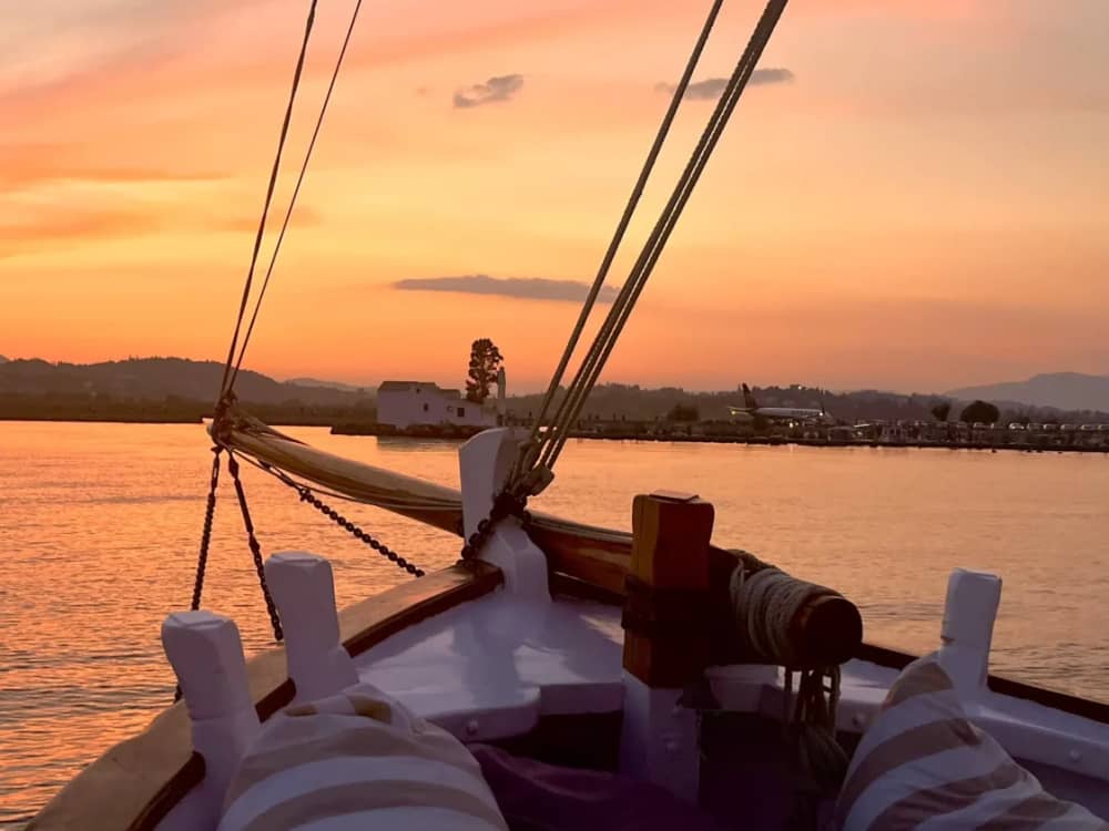 Gouden Uur op Zee – Zonsondergang op een Klassieke Boot