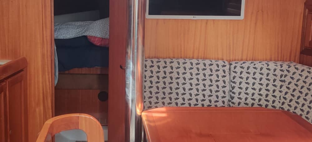 Mare, amore e sole: una giornata ricca di emozioni su una barca a vela.
