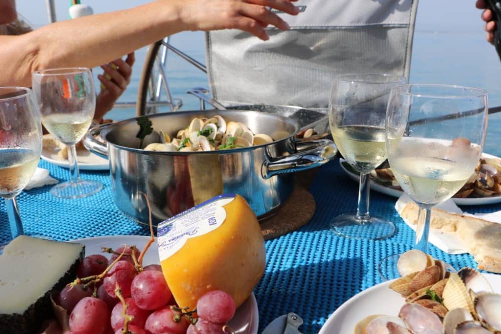 Sea, Love & Sun: A full day of emotions on a sailboat