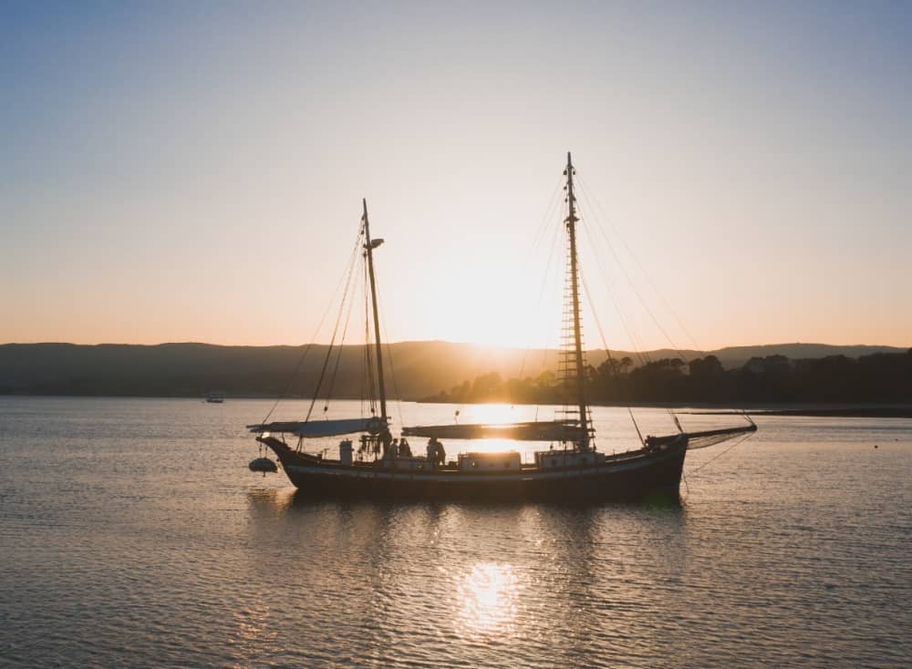 Escursione di un'intera giornata in barca a vela a Vigo.