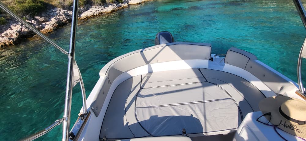Stari Grad escape: 3h of relaxation on a motorboat
