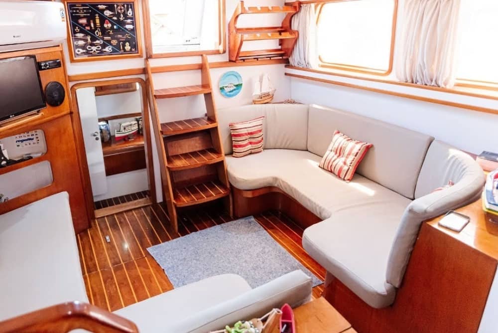 Mer, amour et soleil : une journée riche en émotions à bord d'un bateau à moteur