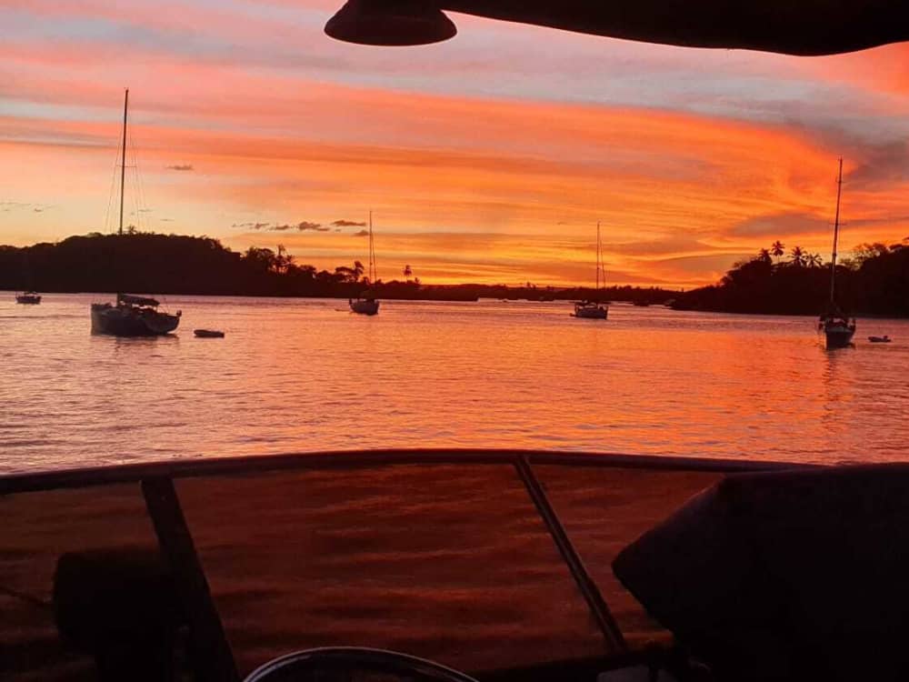 Mer, amour et soleil : une journée riche en émotions à bord d'un bateau à moteur