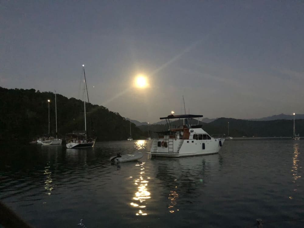 Mer, amour et soleil : une journée riche en émotions à bord d'un bateau à moteur