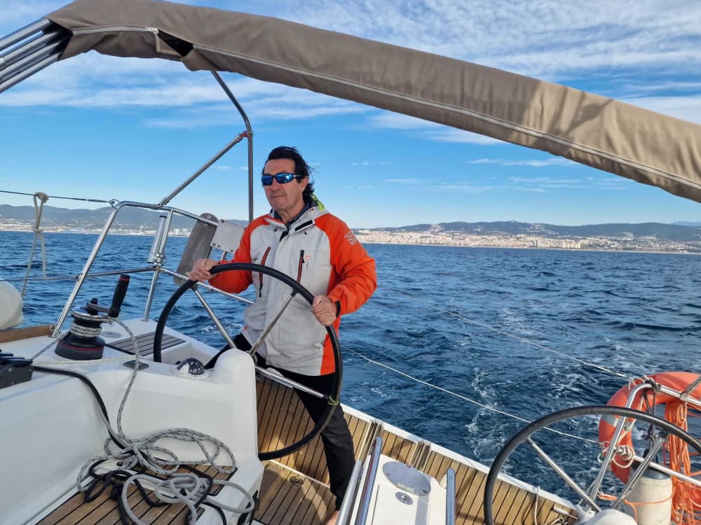 Esperienza di navigazione di un'intera giornata su una barca a vela a Mataró