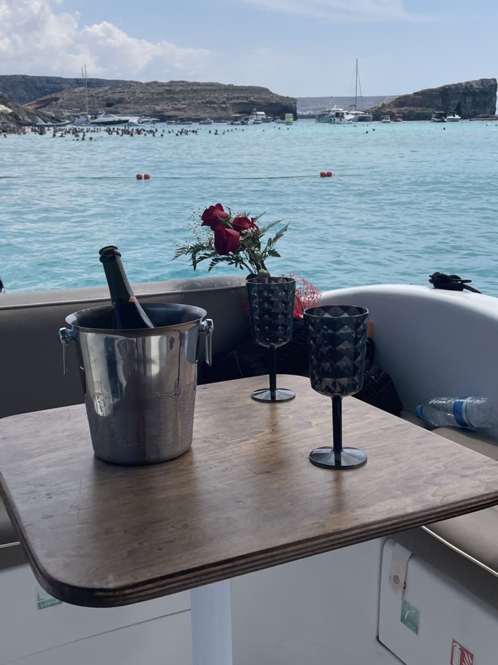 Проведите целый день на моторной лодке на Мальте.