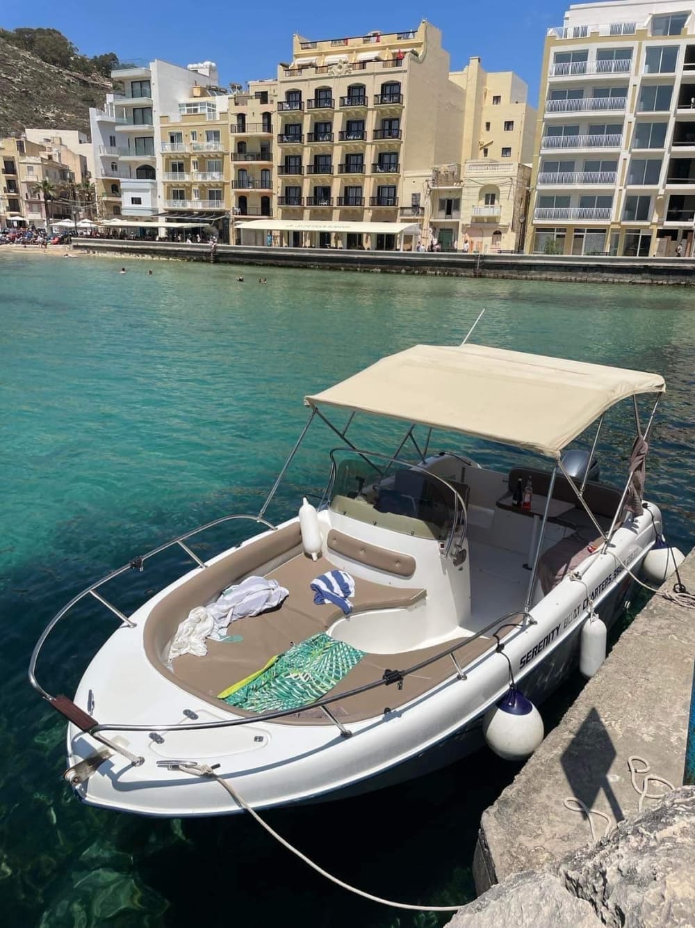 Проведите целый день на моторной лодке на Мальте.