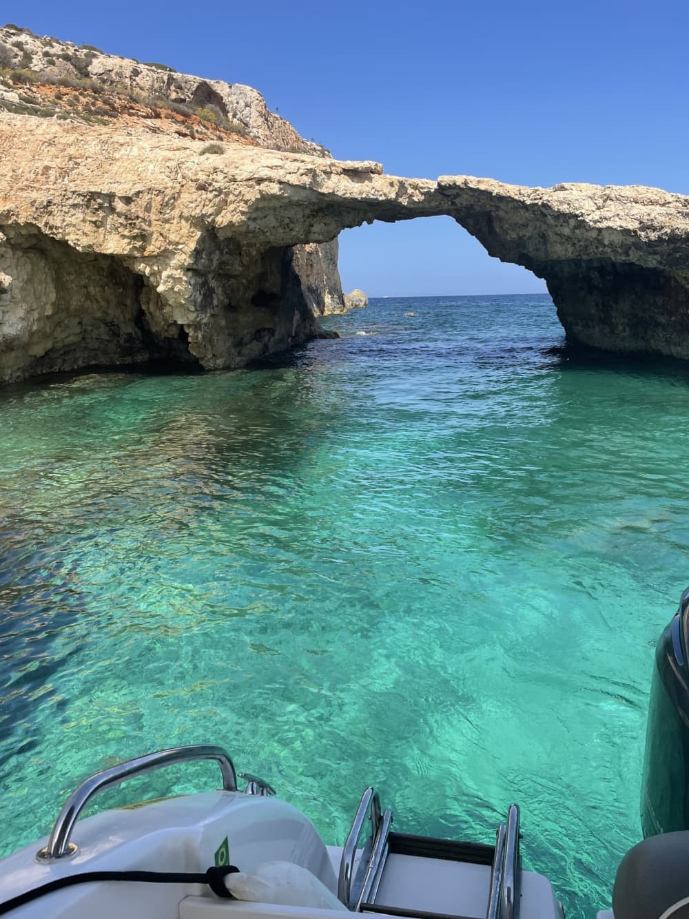 Проведите целый день на моторной лодке на Мальте.