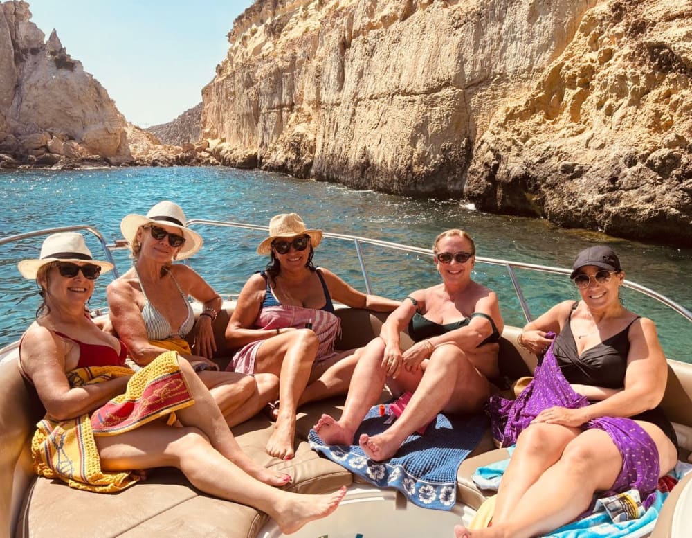 Проведите целый день на моторной лодке на Мальте.