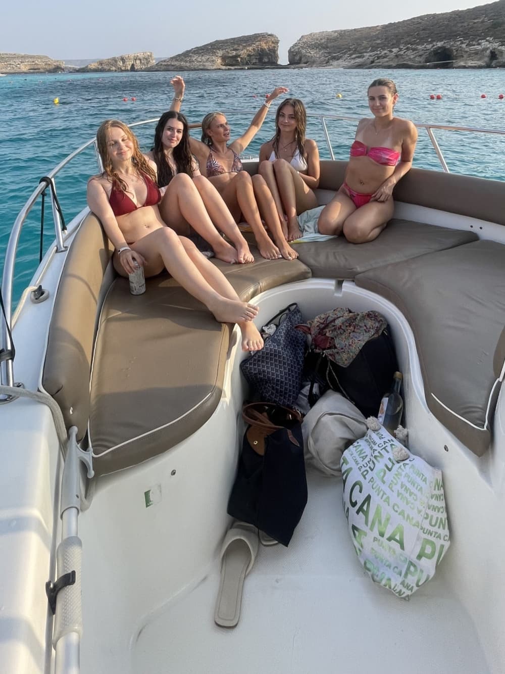 Проведите целый день на моторной лодке на Мальте.