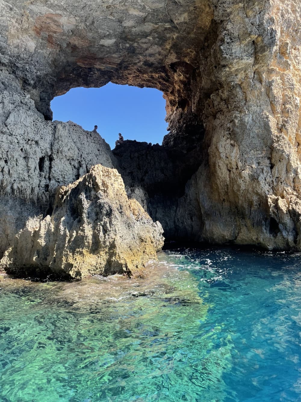 Проведите целый день на моторной лодке на Мальте.