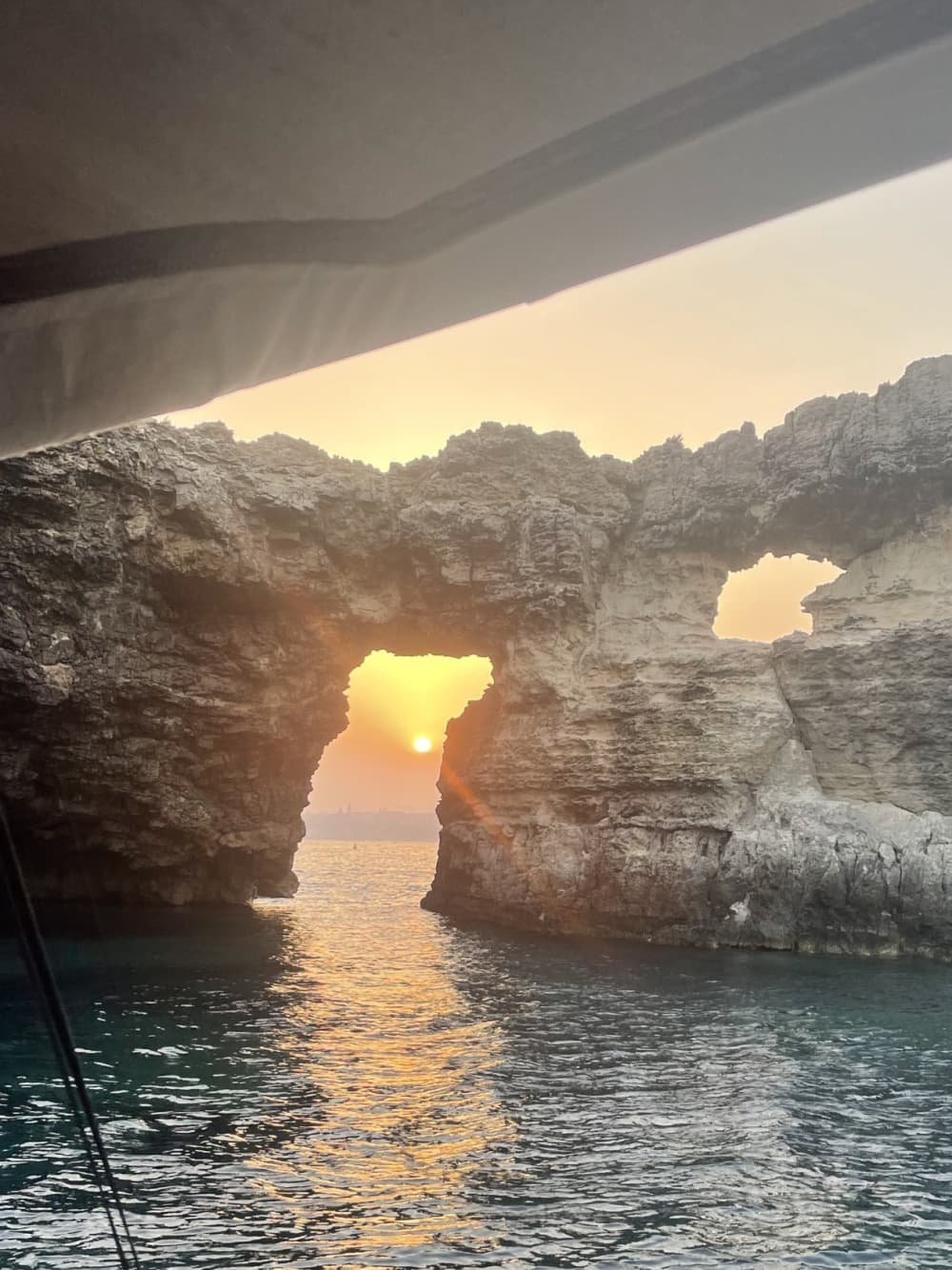 Проведите целый день на моторной лодке на Мальте.