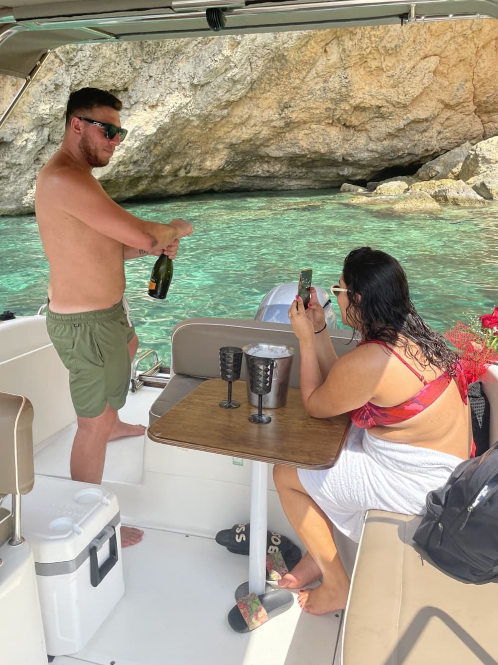 Проведите целый день на моторной лодке на Мальте.