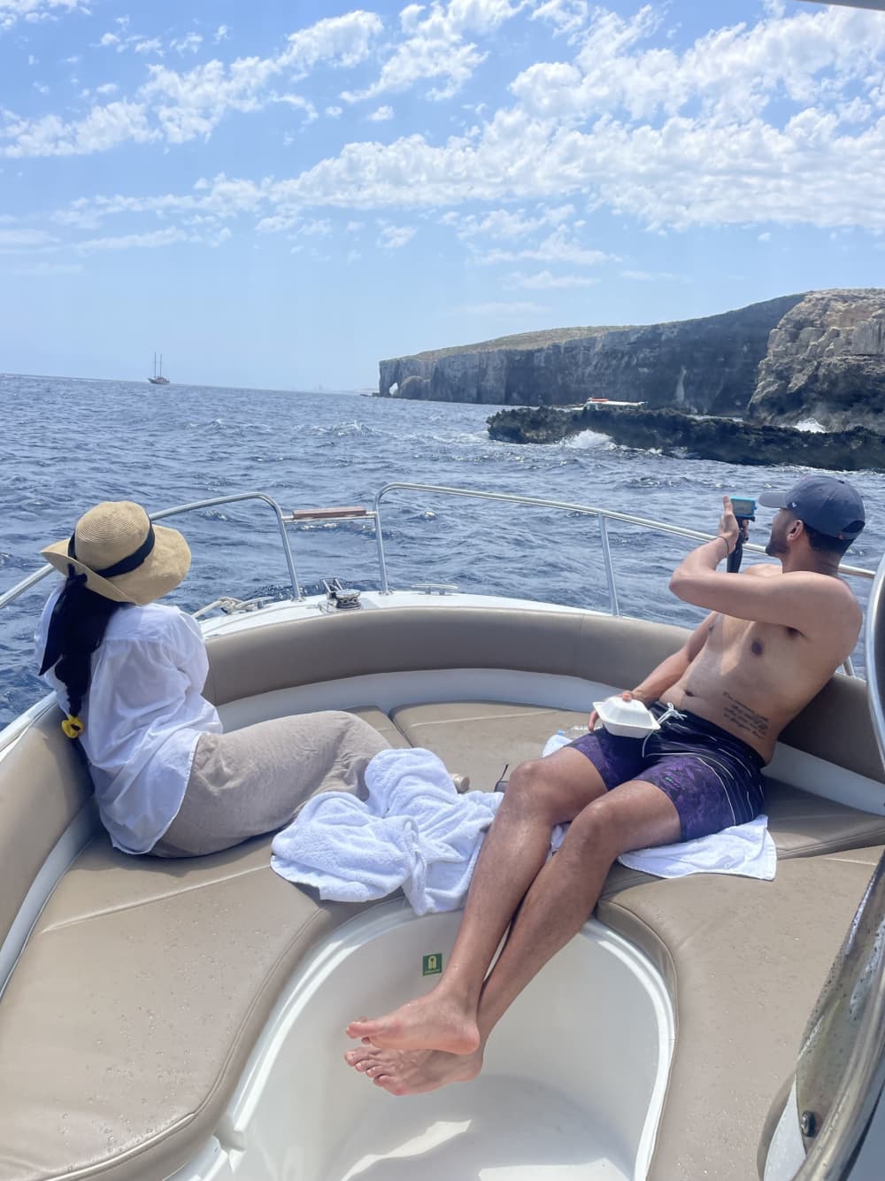 Проведите целый день на моторной лодке на Мальте.