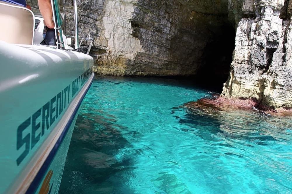 Проведите целый день на моторной лодке на Мальте.