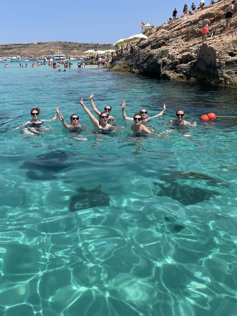 Проведите целый день на моторной лодке на Мальте.