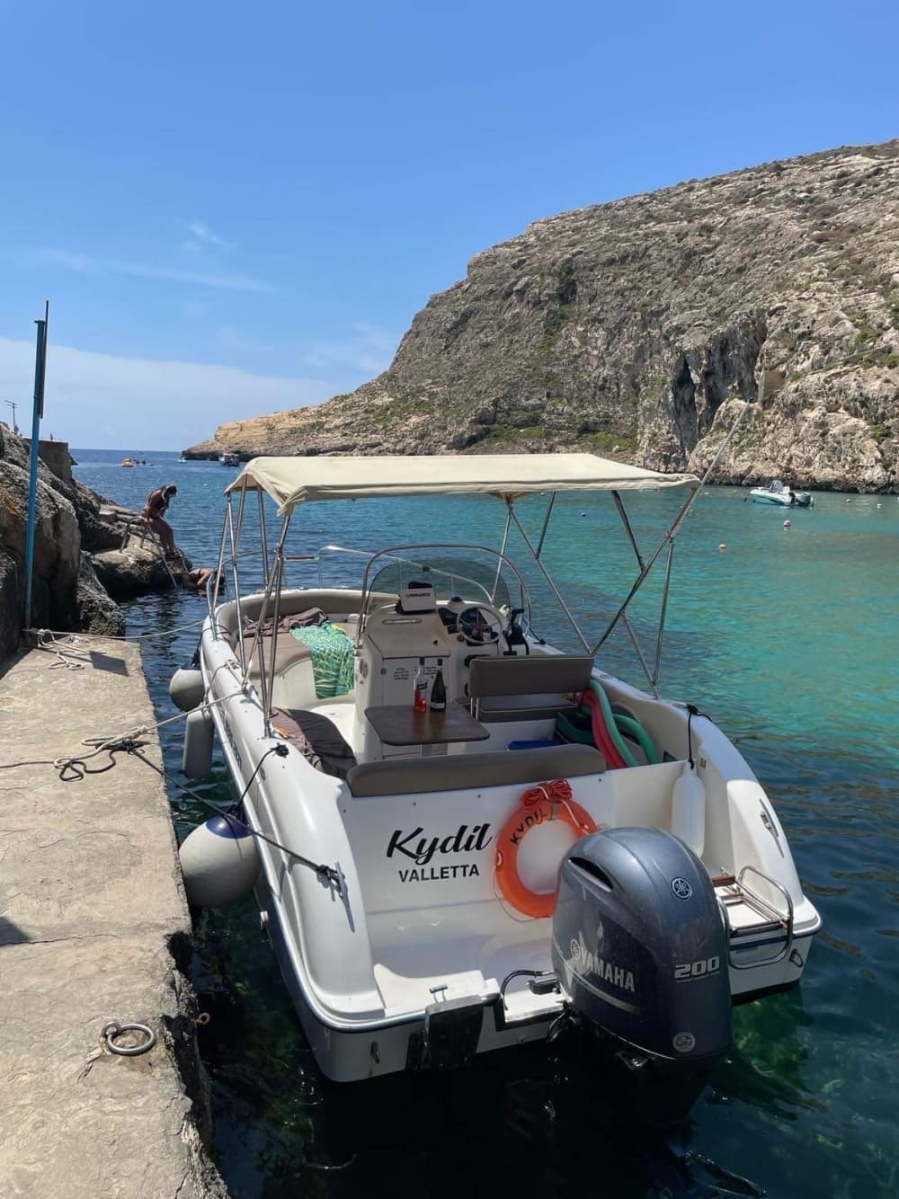 Проведите целый день на моторной лодке на Мальте.