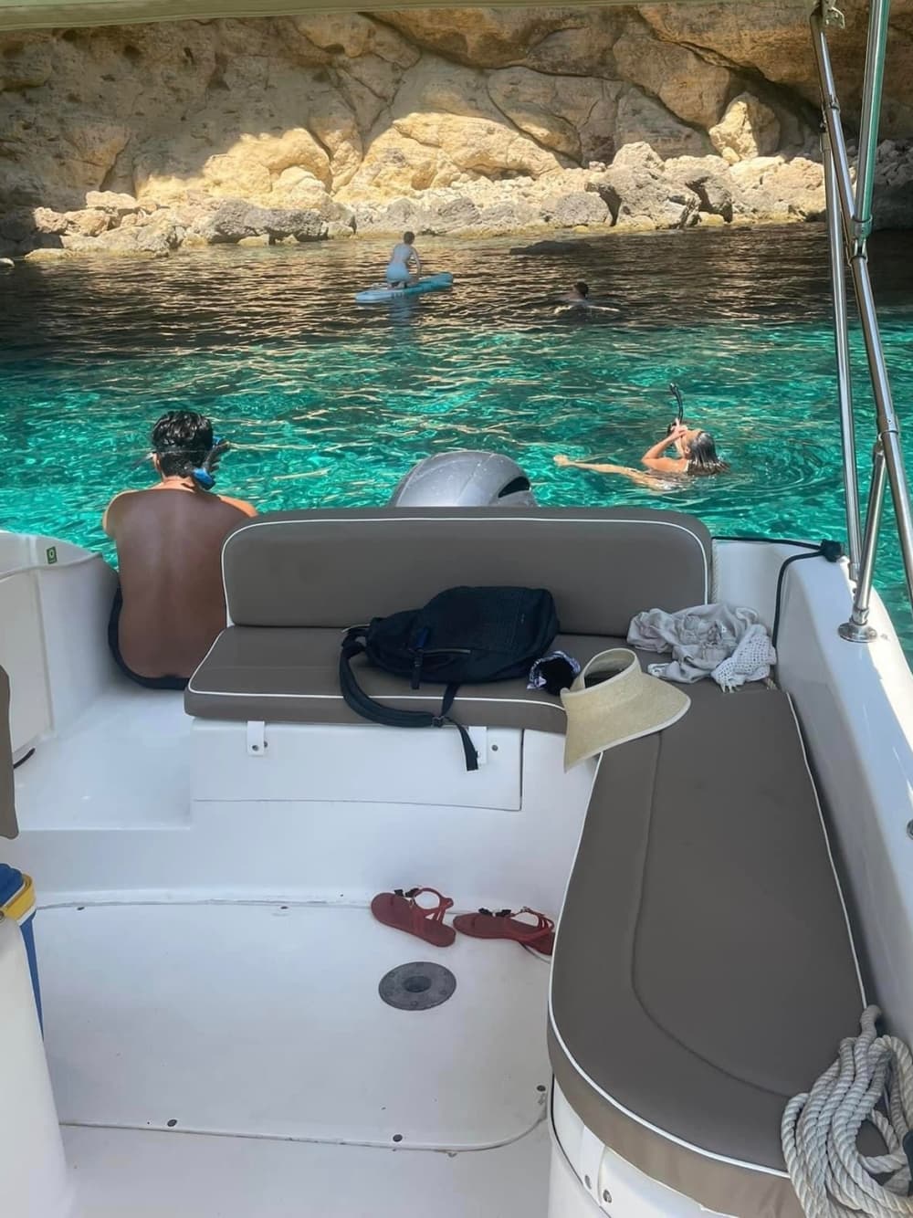 Проведите целый день на моторной лодке на Мальте.