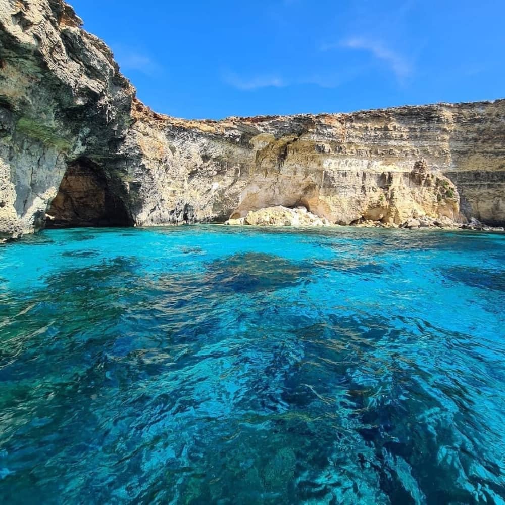 Проведите целый день на моторной лодке на Мальте.