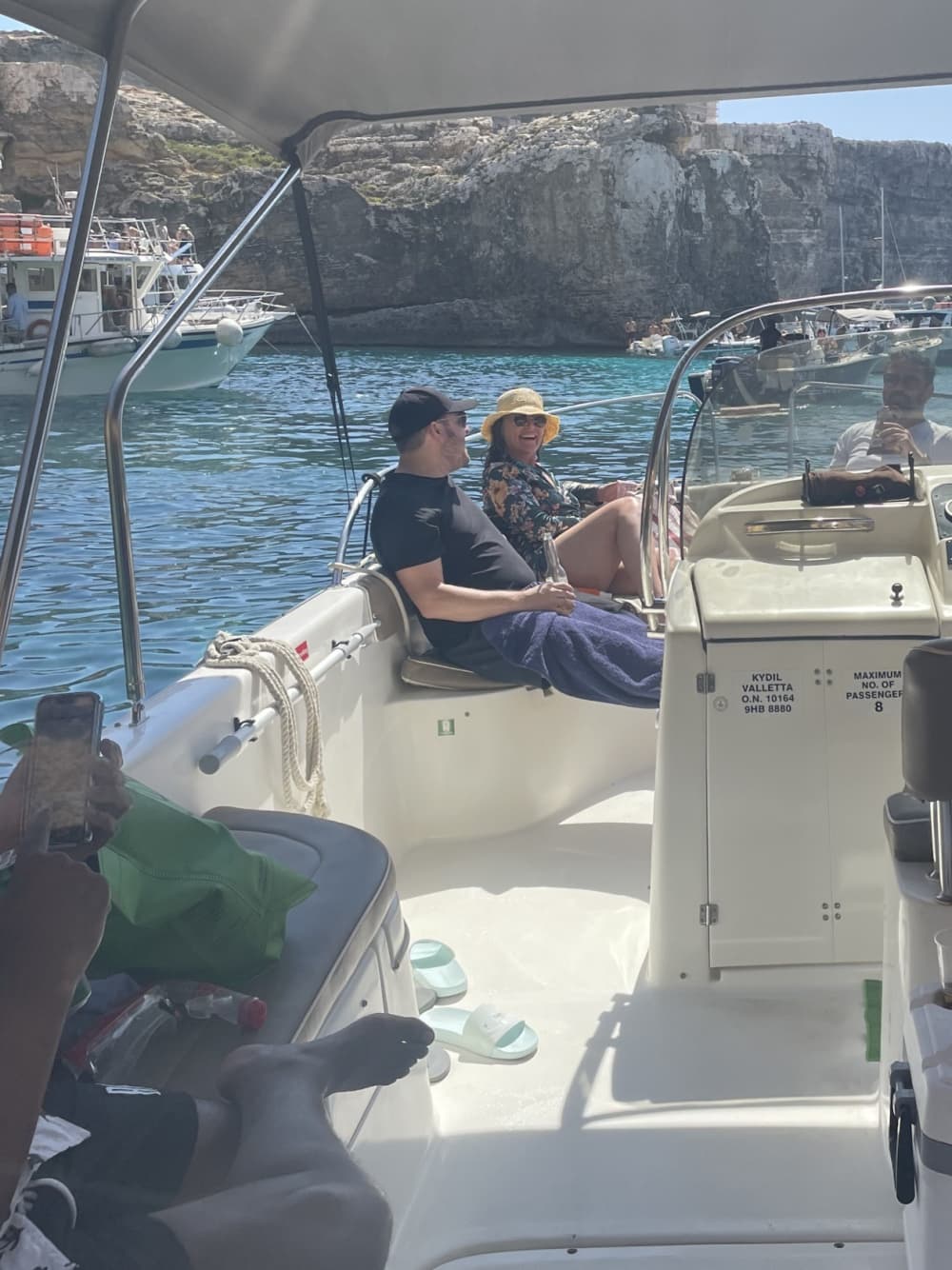 Проведите целый день на моторной лодке на Мальте.