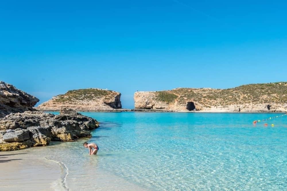 Проведите целый день на моторной лодке на Мальте.