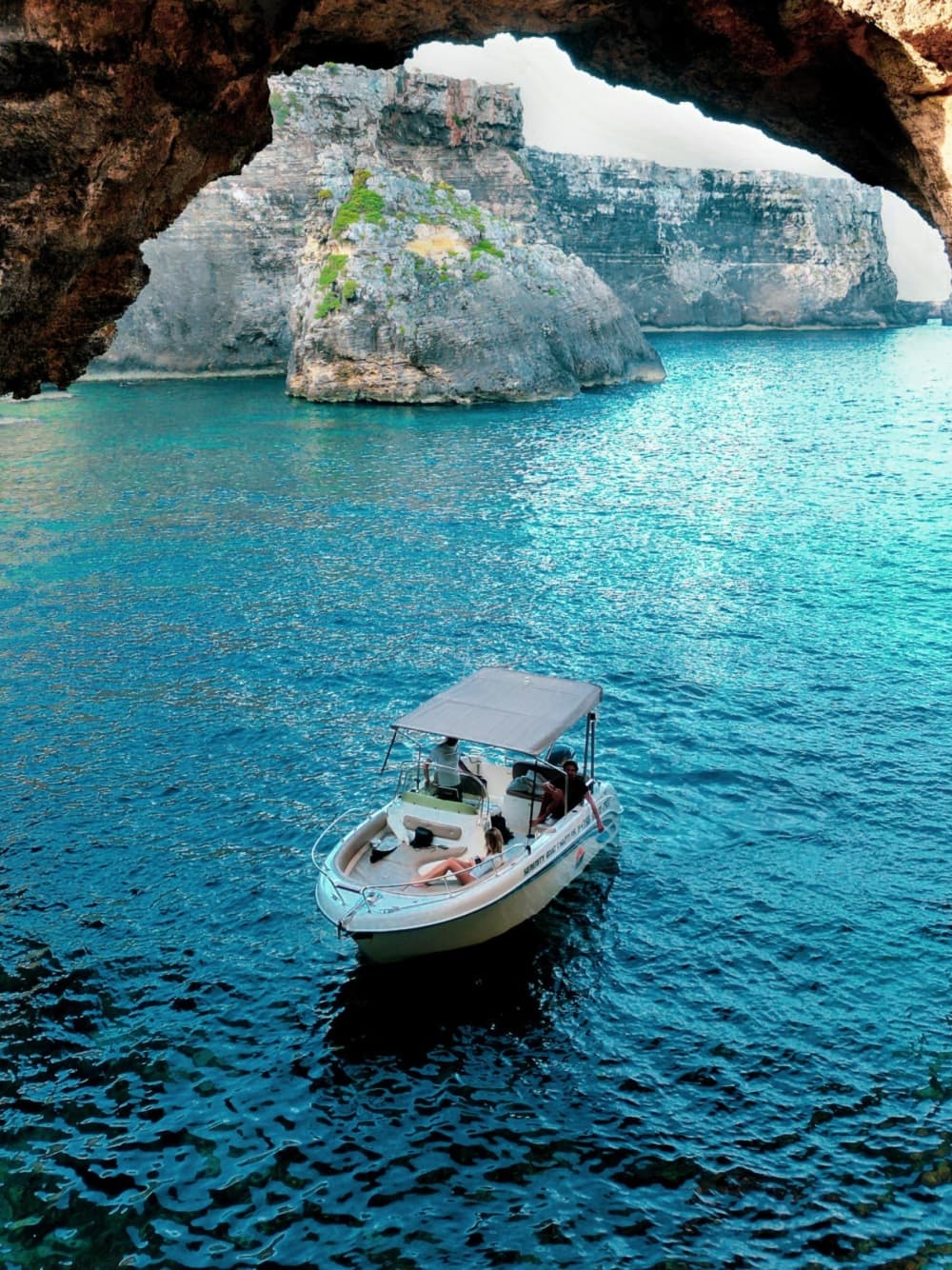 Проведите целый день на моторной лодке на Мальте.