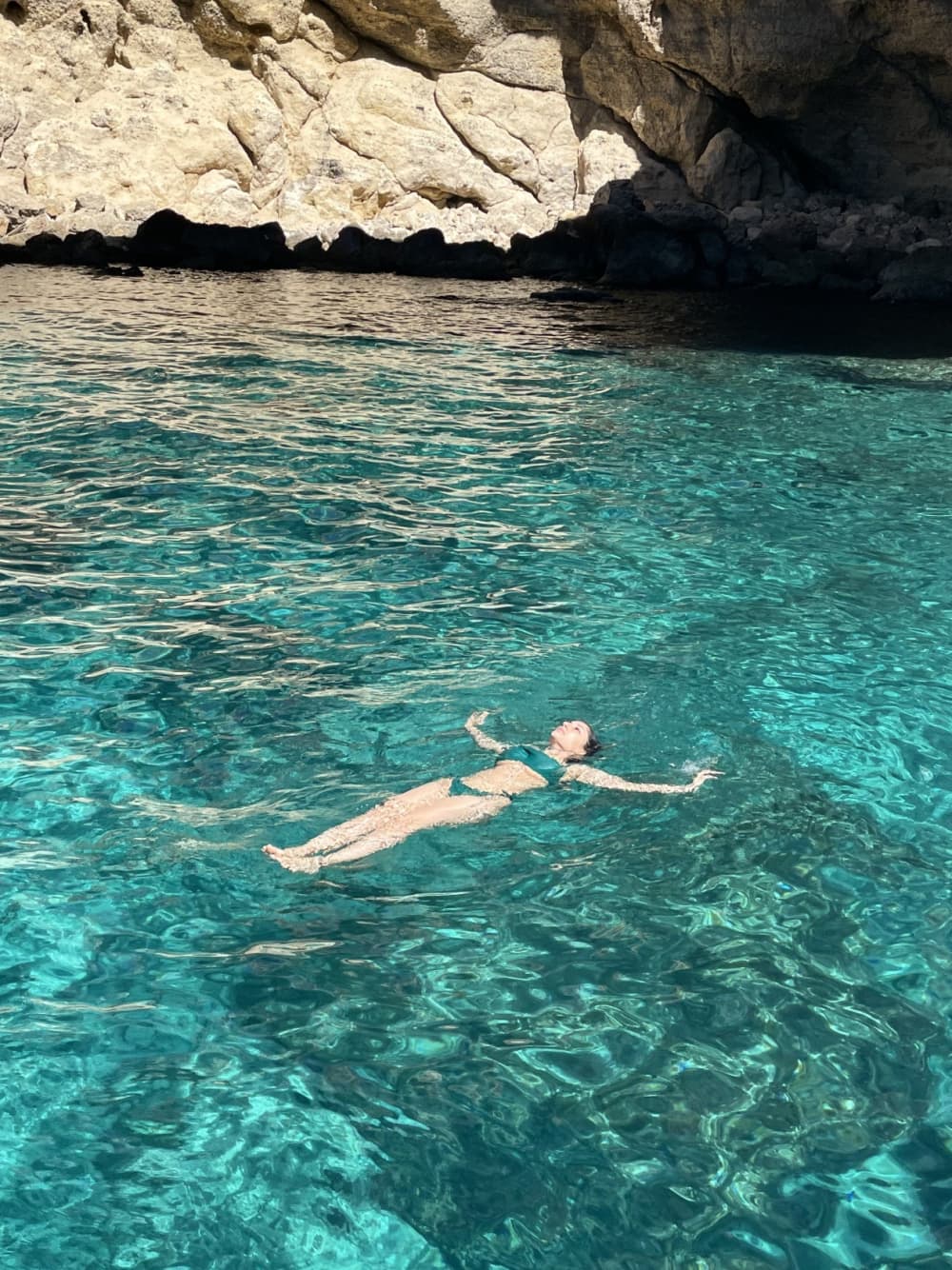 Проведите целый день на моторной лодке на Мальте.