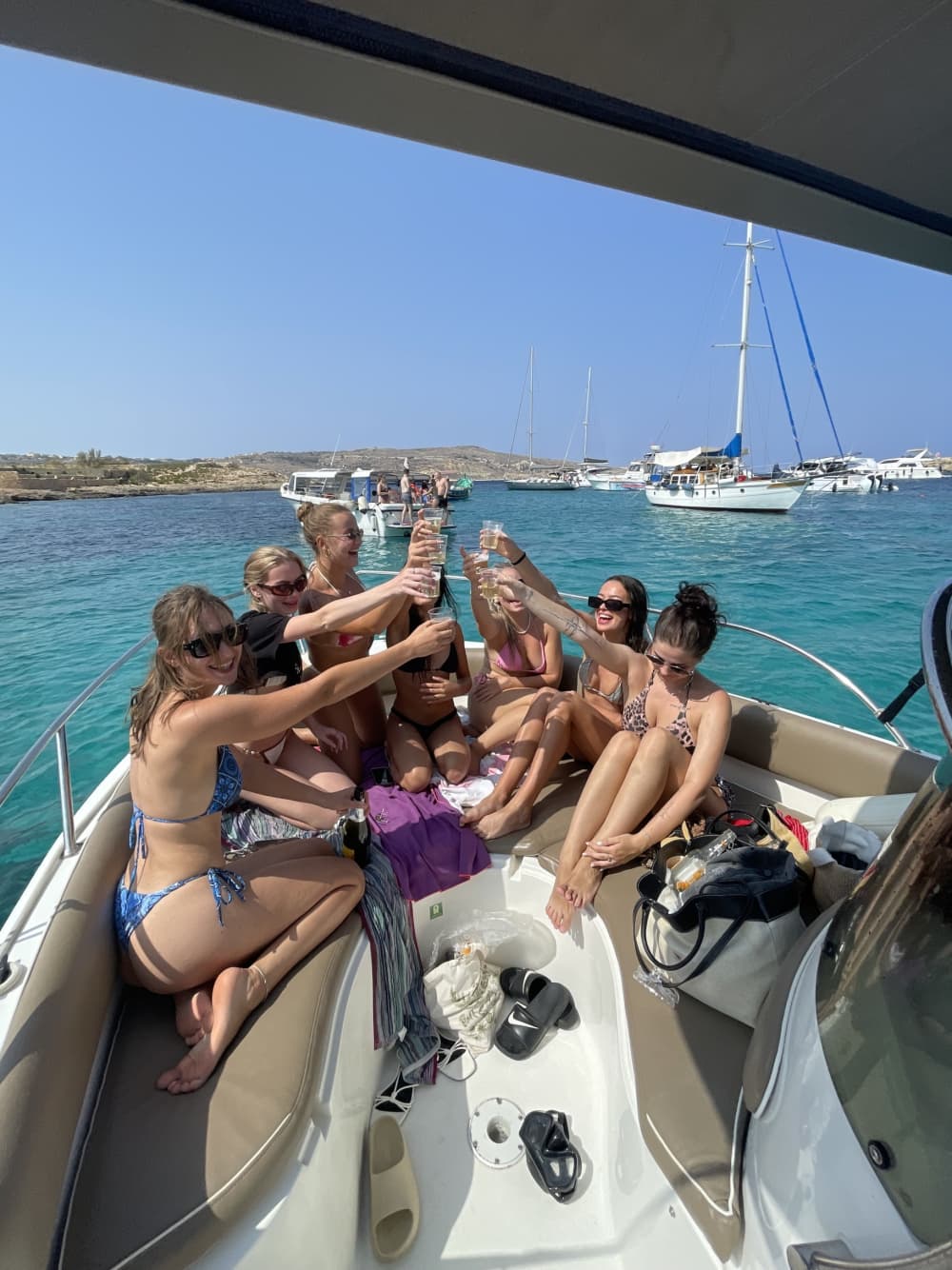 Проведите целый день на моторной лодке на Мальте.