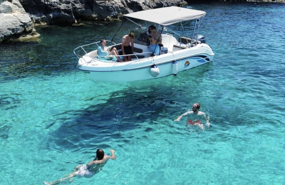 Проведите целый день на моторной лодке на Мальте.