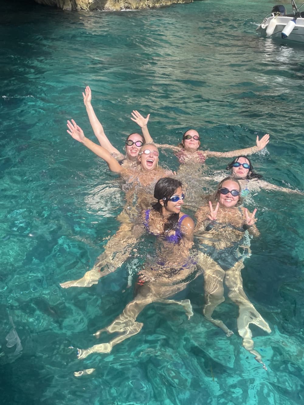 Проведите целый день на моторной лодке на Мальте.