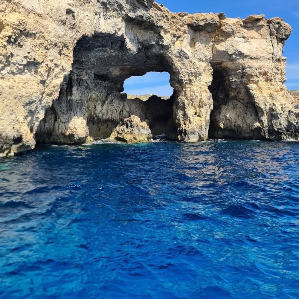 Проведите целый день на моторной лодке на Мальте.