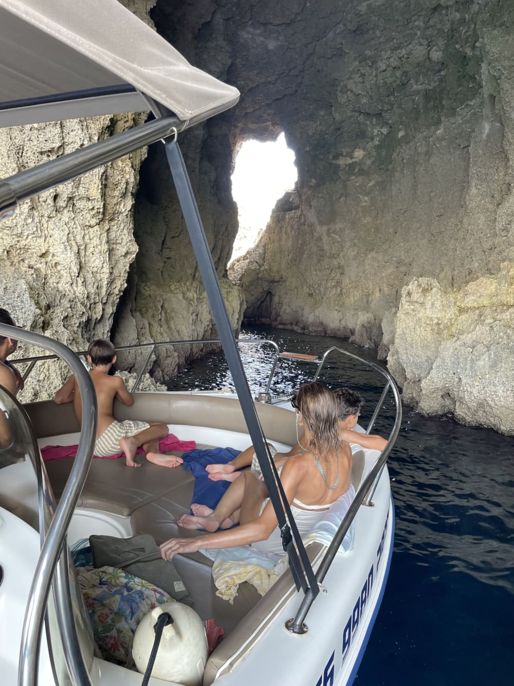 Проведите целый день на моторной лодке на Мальте.