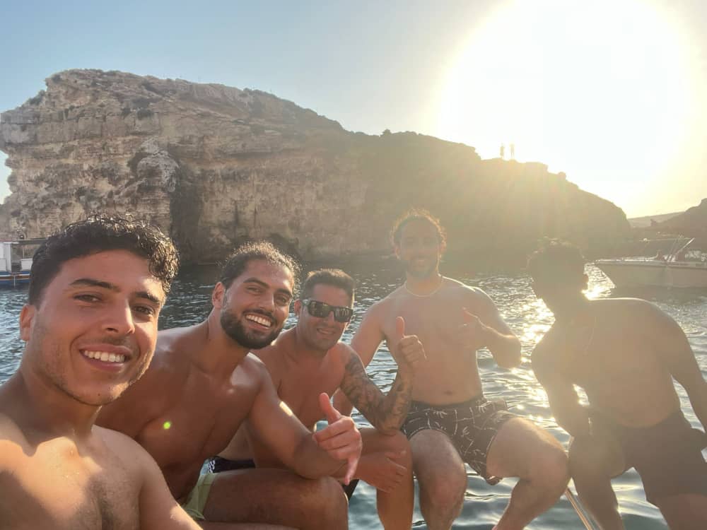 Проведите целый день на моторной лодке на Мальте.