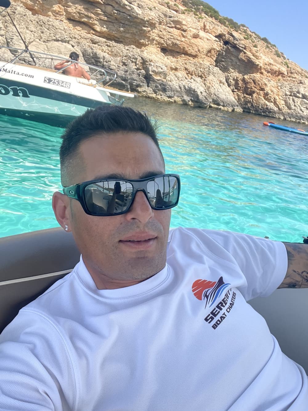 Проведите целый день на моторной лодке на Мальте.