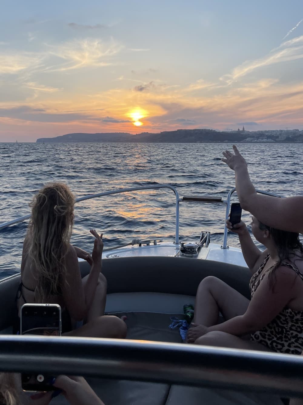 Проведите целый день на моторной лодке на Мальте.